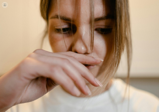 英国一女歌手患上罕见病无法正常打嗝:感觉喉咙里有一只青蛙