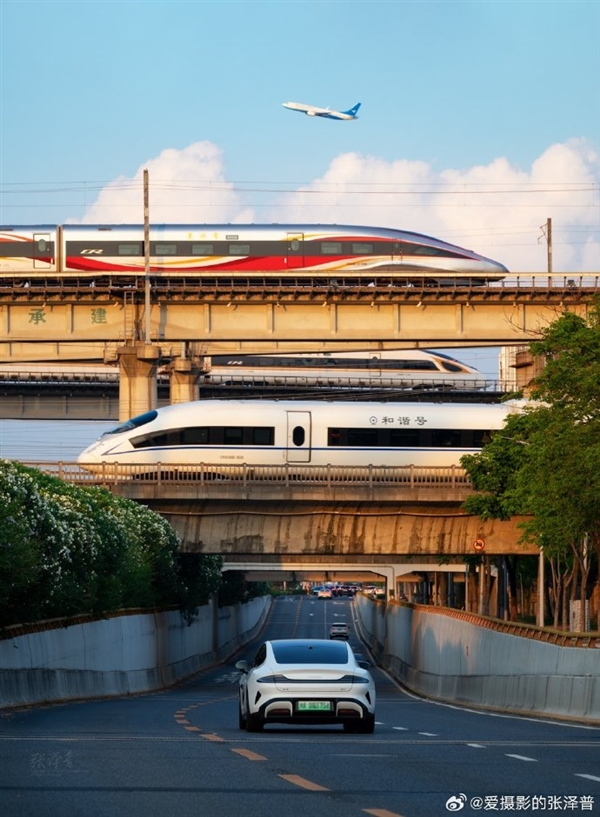 男子在上海拍到动漫里的场景:小米SU7与高铁、飞机同框