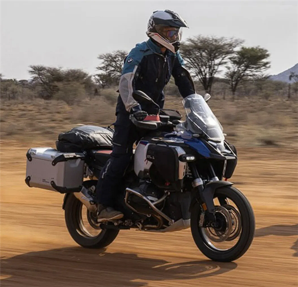 摩托车玩家的白月光 全新宝马水鸟ADV上市:27.39万起