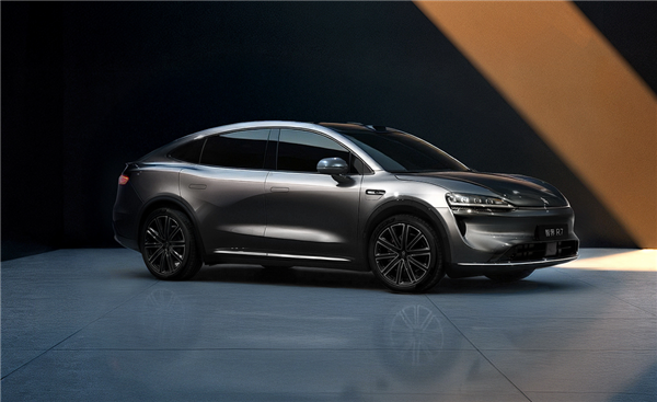 新标上车删除“大眼袋” 博主晒新款智界R7效果图：颜值巨幅提升