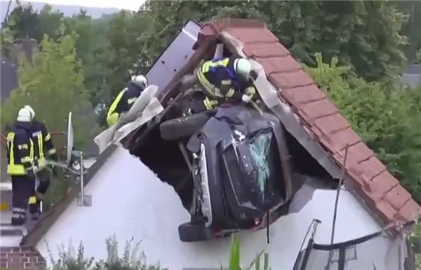 德国出现离奇车祸 腾空撞到3米高屋顶:深深嵌入墙壁中