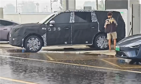 杀入理想华为舒适区 小米三排家用增程SUV曝光:体型非常庞大