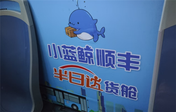 多地城市公交车上演“自救行动”:白天拉客 晚上拉货