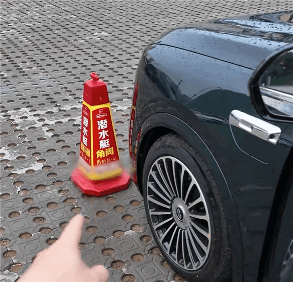 360全景影像真不能完全相信!博主实测问界M8也有盲区