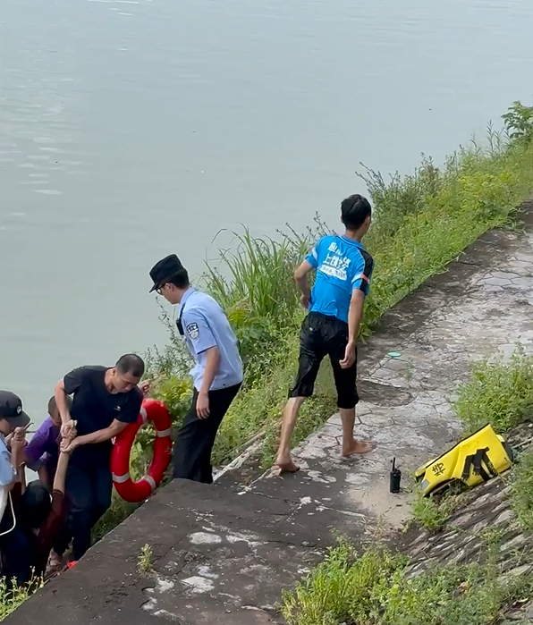 还有餐没送!50岁外卖小哥跳桥救人后默默离开 平台回应