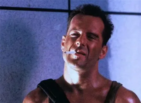 好莱坞硬汉痴呆症病情加重:曾演《虎胆龙威》 已不能说话行走