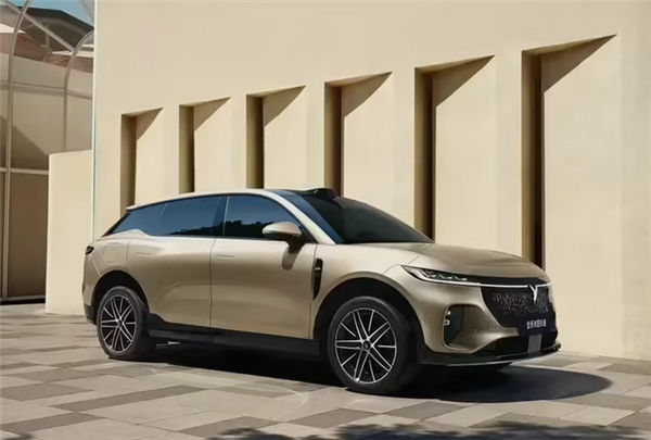 岚图知音内饰首曝!华为乾崑ADS 4.0+鸿蒙5.0座舱