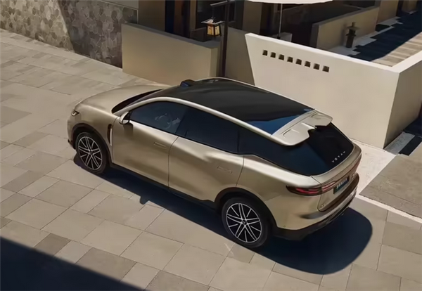 岚图知音内饰首曝!华为乾崑ADS 4.0+鸿蒙5.0座舱