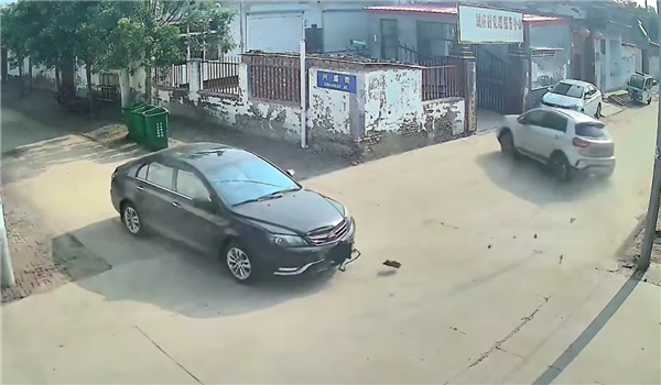 十字路口监控拍摄神奇一幕:两车差点相撞 一车丝滑漂移进院