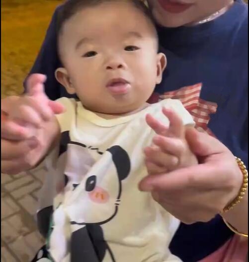 宝妈回应6个月宝宝双眼间距过宽:孩子丑萌丑萌的