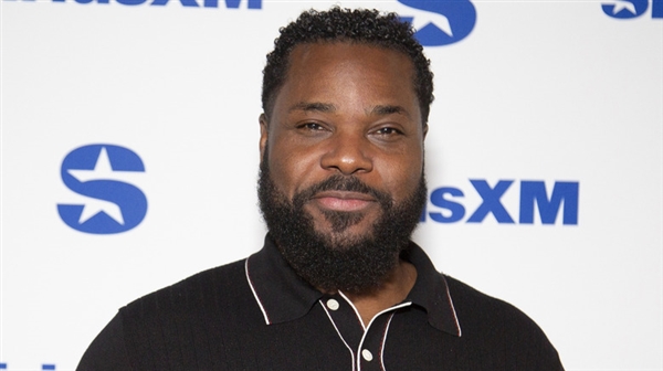 知名好莱坞男演员度假期间被海浪卷走身亡!网友怀疑又是离岸流