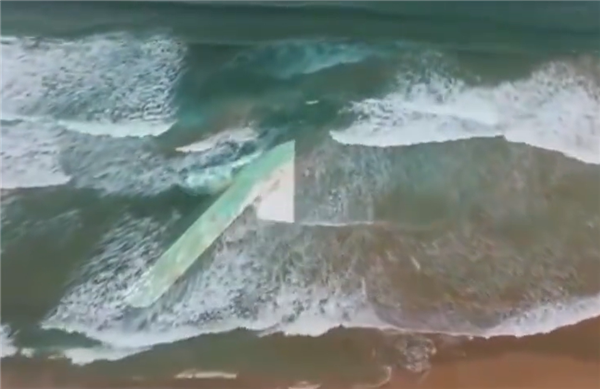 知名好莱坞男演员度假期间被海浪卷走身亡!网友怀疑又是离岸流