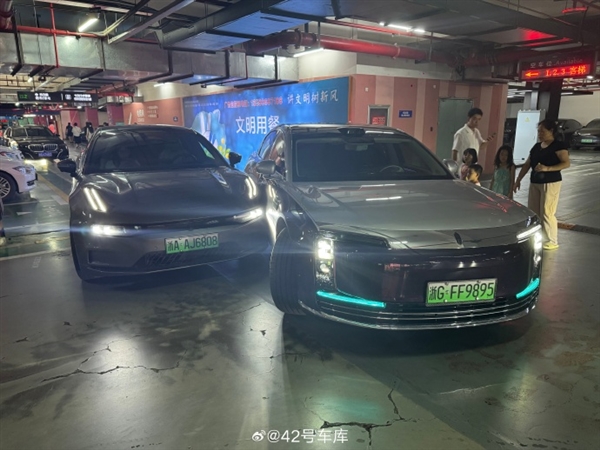 网友爆料尊界S800自动泊车撞了:车主就在旁边看着 承担全责