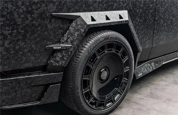 知名改装厂玛莎锐打造！特斯拉Cybertruck秒变“碳纤维超跑”