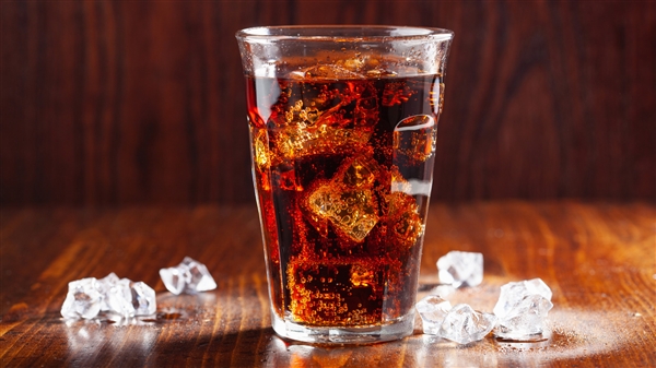 服务员当面倒入罐装可乐：一杯卖50元 网友质疑