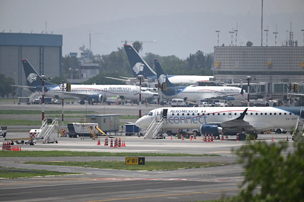 墨西哥一客机降落时差点与另一航班相撞 两机仅距60米