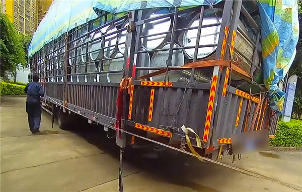 4米蓝牌货车被爆改成17米开上路:司机还没驾驶证行驶证!