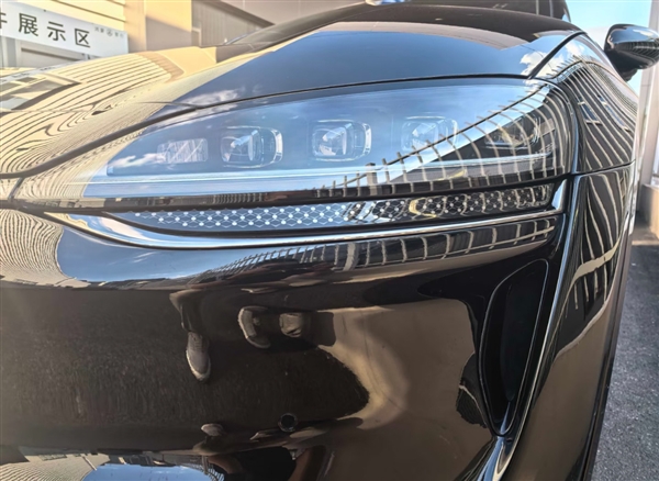 车标装上了!新款智界R7实车曝光:全黑化贼帅