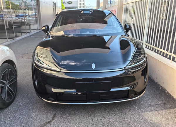 车标装上了!新款智界R7实车曝光:全黑化贼帅