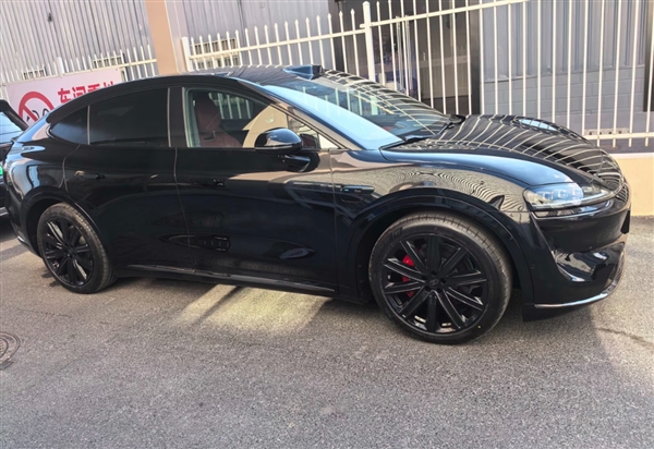 车标装上了!新款智界R7实车曝光:全黑化贼帅