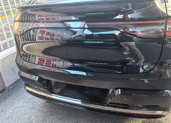 车标装上了!新款智界R7实车曝光:全黑化贼帅