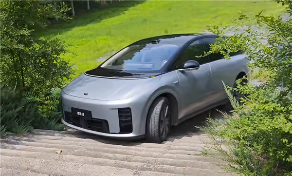 理想高管晒图称i8遭友商抹黑 乐道总裁:建议直接报警