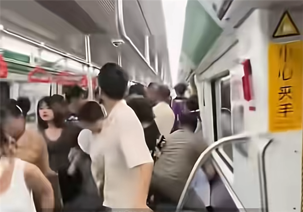 厦门地铁1号线车厢内起火 官方通报:充电宝冒烟