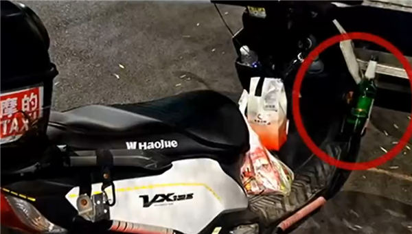 骑手送单路上边骑摩托边喝酒 被抓后称：太累了 我才喝半瓶