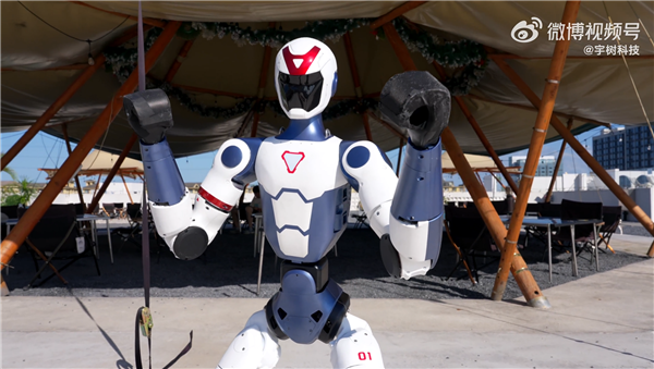 能跑能翻能打拳!宇树科技把人形机器人打到4万块了