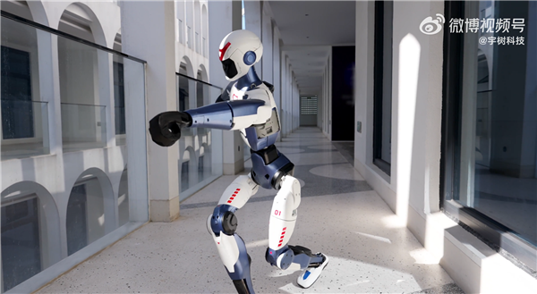能跑能翻能打拳!宇树科技把人形机器人打到4万块了