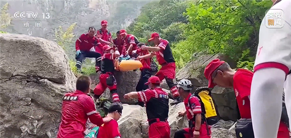 男子不慎坠崖5日获救：救援人员用无人机连人带担架空运