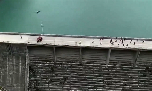 男子不慎坠崖5日获救：救援人员用无人机连人带担架空运