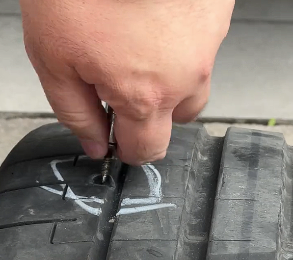 余承东没有介绍的惊喜！尊界S800配自修复轮胎：扎钉不用补