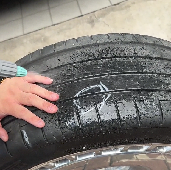 余承东没有介绍的惊喜！尊界S800配自修复轮胎：扎钉不用补