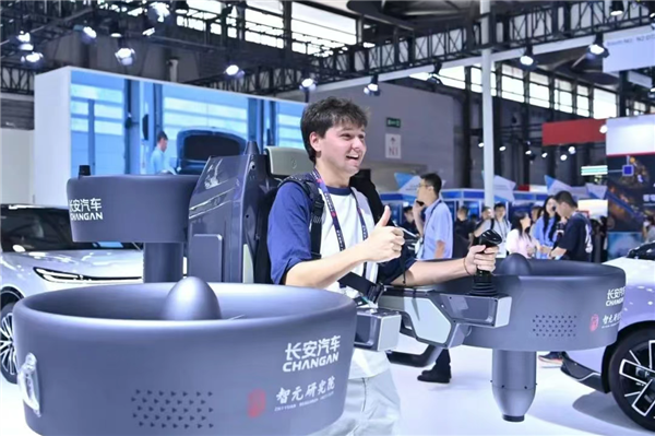 全球首款三涵道穿戴式载人飞行器亮相:科幻感十足