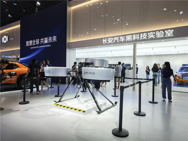 全球首款三涵道穿戴式载人飞行器亮相:科幻感十足