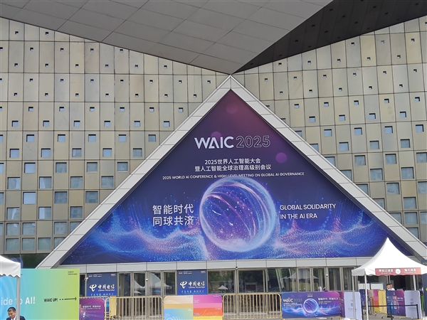 AI教父辛顿最新警告:人类用AI就像养老虎 要么训好它 要么摆脱它