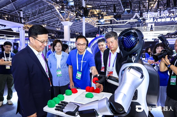 智元四大明星机器人集体亮相WAIC2025 大秀才艺 干活给力