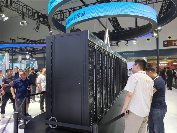 【配现场组图】华为昇腾384超节点正式亮相 强势碾压英伟达、AMD一代