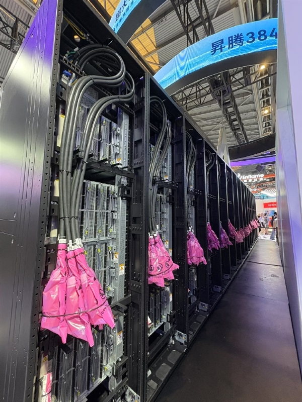 还买H20吗!这是华为将昇腾384颗自研芯AI方案 现场震撼:国产算力迎来高光时刻