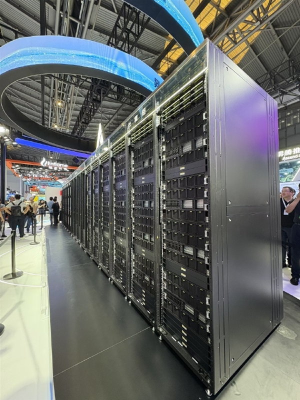 还买H20吗!这是华为将昇腾384颗自研芯AI方案 现场震撼:国产算力迎来高光时刻