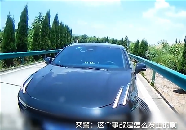 盲信辅助功能 眼睁睁看着撞护栏  司机:它之前一直都很准