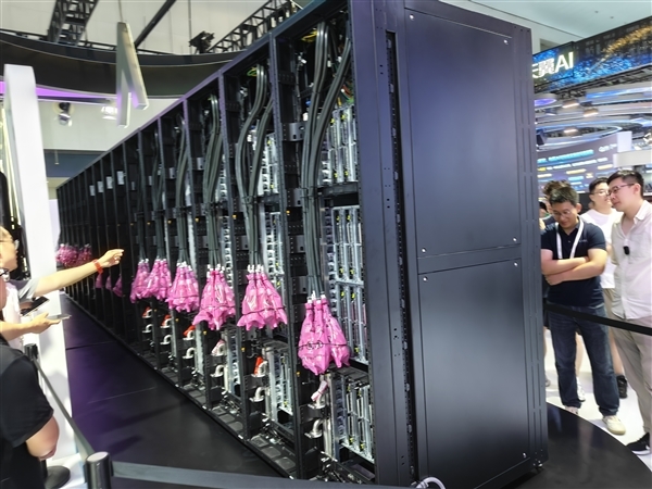 华为首次线下展出昇腾384超节点!任正非的话应验:芯片问题其实没必要担心