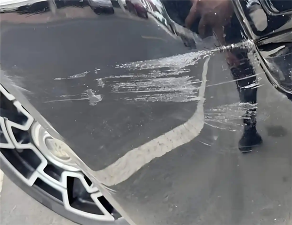 大爷不慎刮花劳斯莱斯 车主：只让他给了200块