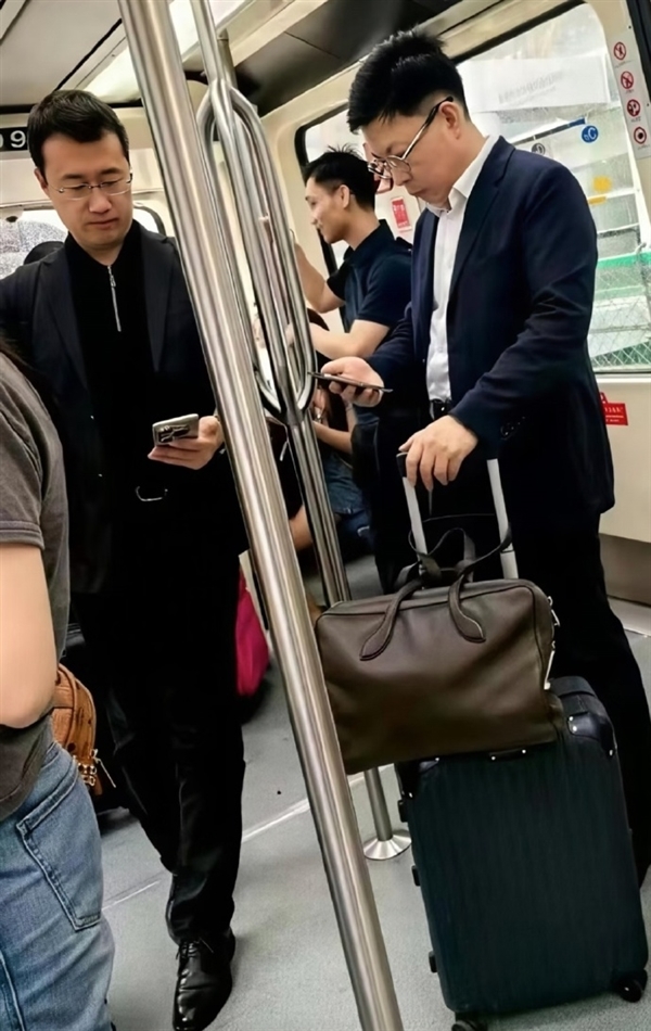 网友偶遇余承东在商场溜达：还去好利来买了两盒小蛋糕