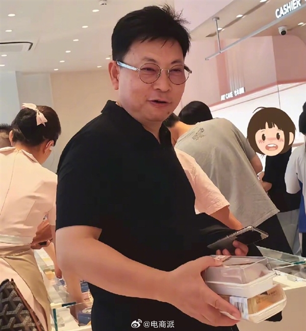 网友偶遇余承东在商场溜达：还去好利来买了两盒小蛋糕