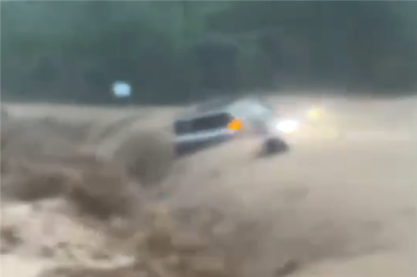 方程豹5被山洪冲进山沟 车主无伤逃生：豹5太硬了 已走全险再买一辆