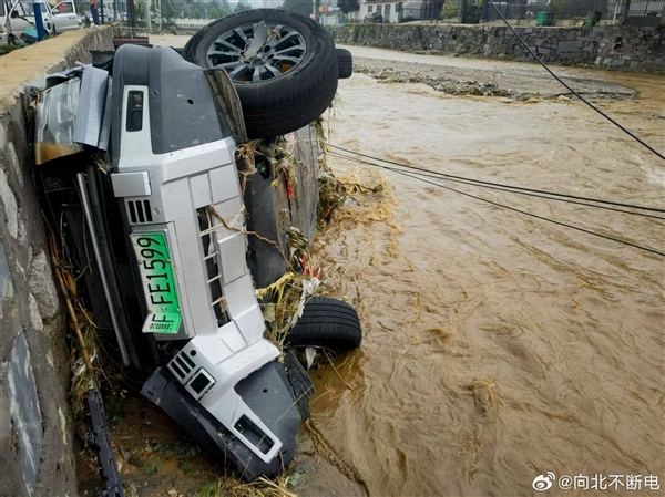 方程豹5被山洪冲进山沟 车主无伤逃生：豹5太硬了 已走全险再买一辆