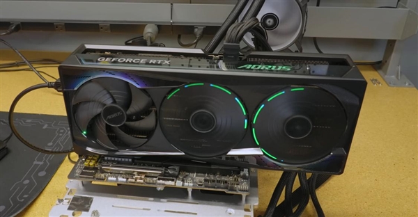 技嘉RTX 5090刷入华硕超频BIOS:功率限制1600W!提升10.3%