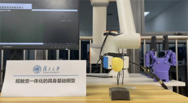 机器人也能有触觉!复旦AI“电子皮肤”首次公开亮相
